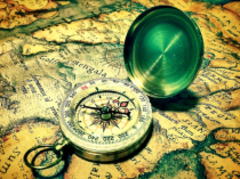 サンジが黒ひげ海賊団に攫われたプリンと再会する時｜ワンピース考察｜方位磁石と古地図の写真