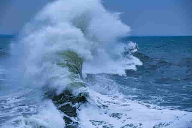 ワンピース1112話確定情報イメージ・波高く荒れる海の写真