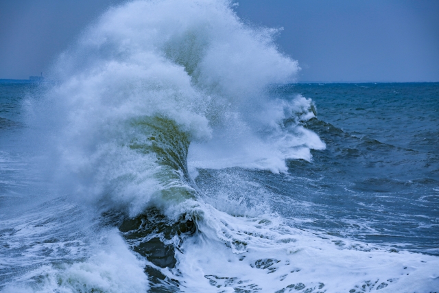 ペロスペロー対キャロット＆ワンダ描かれなかった部分｜イメージ写真・波高く荒れる海